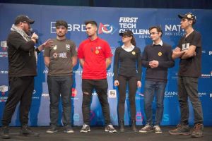 FOTO: Echipa Colegiului Naţional HCC Alba Iulia şi roboţelul XEO au câştigat premiul I la cea mai mare competiţie de robotică din România şi merg în Statele Unite