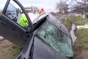 Un poliţist s-a oprit cu maşina într-un cap de pod