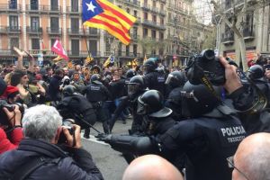 Fostul lider catalan, Carles Puigdemont, arestat în Germania. Peste 50 de susţinători, răniţi de Poliţie în Barcelona