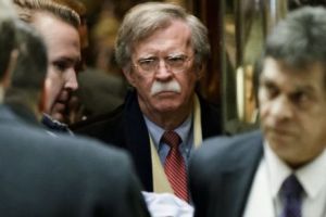 Trump aduce un Şoim războinic şi mustăcios în ograda Casei Albe