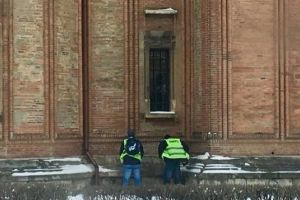 Doi angajaţi ai MAI, pozaţi în timp ce îşi făceau nevoile pe Biserica Kretzulescu din Capitală. Patriarhia cere mustrarea lor