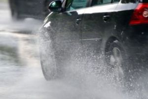 Cum se circulă în ROMÂNIA. ATENȚIE ȘOFERI, carosabilul este UMED