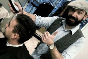 Andrei, românul care tunde gratis oamenii străzii în Marea Britanie