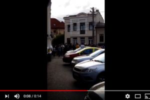 O nunta de tigani a blocat traficul in centrul Ploiestiului. Nuntasii au dansat in mijlocul drumului/ VIDEO