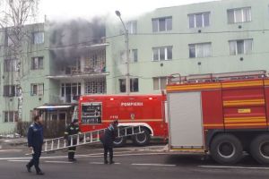 Un incendiu a izbucnit într-un apartament din cartierul Noua. O persoană inconştientă!