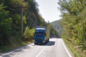 Trafic restricţionat total între Vâlcea şi Sibiu la intrarea pe Valea Oltului. Circulaţie deviată