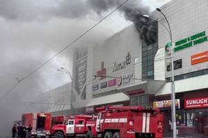 TRAGIC! Peste 50 de persoane AU MURIT după ce un MALL a fost cuprins de FLĂCĂRI