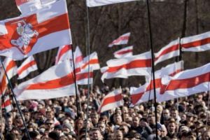 Zeci de persoane reţinute de 