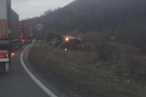 CLUJ: Accident grav pe drumul Huedin - Oradea. Un TIR s-a răsturnat pe marginea drumului FOTO