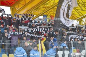 “U” Cluj, reacţie la disputarea la Ighiu a derby-ului Performanţa – “U” Cluj  “Noi vrem să ne protejăm echipa, staff-ul, fanii. Terenul e denivelat, vestiarele sunt dărăpănate”, spune Cosmin Irimieş, vicepreşedintele “şepcilor roşii”