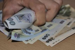 L-au ajutat la tăiat lemne şi apoi l-au lăsat fără bani