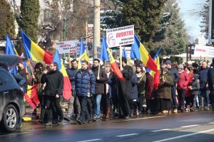 Câteva sute de oameni au protestat, sâmbătă, faţă de avorturi