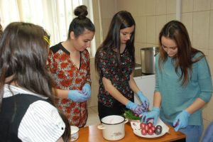 Ouă încondeiate de studenţii ULBS. Cel mai frumos va câştiga