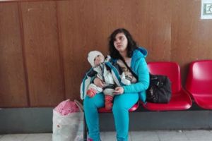 O mamă şi copilul ei au ajuns să locuiască în Gara Câmpina. Tatăl femeii a alungat-o de acasă