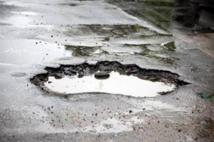 Scrisoarea cititorului/ Nu cred ca primaria vrea sa plateasca pagube pentru toate masinile avariate din cauza gropilor