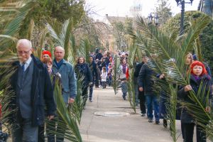 FOTO. Procesiune de Florii. Sute de catolici au străbătut străzile Sătmarului