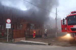 FOTO. Casă în flăcări, la Satu Mare. Cauza incendiului, încă necunoscută
