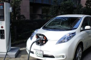 Românii care-şi iau maşini electrice vor putea cere statului până la 45.000 de lei, începând de azi