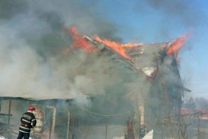 Filipeşti: O locuinţă de 300 mp s-a făcut scrum