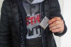 Tanar prins de politistii locali cu substante interzise asupra sa, la Timisoara