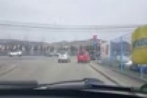 Bătaie în trafic la Praktiker/Arabesque. Bărbat plimbat pe capota unui Duster - VIDEO