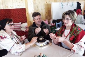 Concursul de ouă încondeiate a readus în prezent tradiţia la Ghimeş-Făget