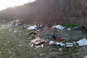 FOTO ȘTIREA TA: Expoziţie de gunoaie la marginea satului Feneş. Deşeurile stau ca la muzeu, fără ca cineva să le „deranjeze”