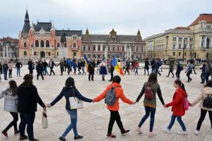 Elevii şi studenţii basarabeni au sărbătorit unirea cu România în centrul Oradiei (FOTO / VIDEO)