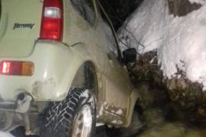 Maşină abandonată în râu