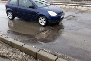 Bătaie de joc! Podul peste Râul Doamnei arată ca după bombardament