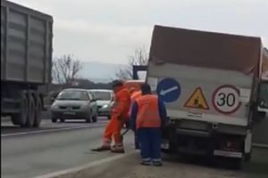 VIDEO ȘTIREA TA Tehnica de astupat gropile aplicată de drumari, la ieşire din Alba Iulia spre Sebeş. Cu piciorul şi lopata şi…ţuşti în maşină!
