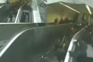 CLIPE DE GROAZĂ la metrou! Bărbat PRINS SUB SCĂRILE RULANTE. O mulţime de oameni S-A PRĂBUȘIT într-o clipă - VIDEO ȘOCANT