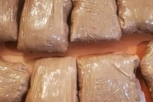 Colet cu peste 5 kilograme de droguri, interceptat în Deva