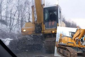Spedition UMB, cu şenilele de fier pe asfalt. DJ 706 A a ajuns bătaia de joc a drumarilor care construiesc lotul de autostradă Ilia-Șoimuş