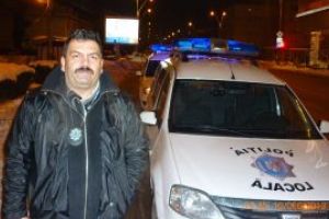 Ghita (S)Perian, seful Politiei Locale, isi cauta diplomele. Intamplator, nu le gaseste. Oare ce-i de facut?