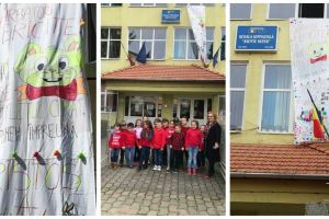FOTO. Felicitare de patru metri, care atârnă de la etajul doi al şcolii, realizată de elevi de clasa I-a din Aiud