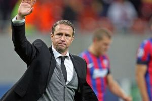 Reghe, DEVASTAT de DURERE! A venit în ţară pentru a-şi conduce tatăl pe ULTIMUL DRUM. Imagini CUTREMURĂTOARE