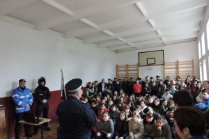 FOTO: Jandarmeria Alba, în vizită la Școala Gimnazială “Mihail Kogălniceanu” din Sebeş, în cadrul programului ”Școala Altfel”