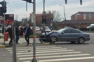 Preotul ortodox din Cordău, Teodor Bonce, a rămas fără permis: A trecut cu Mercedesul pe roşu, a lovit un alt Merţan şi s-a oprit într-un stâlp! (FOTO / VIDEO)