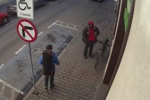 Cluj-Napoca: Bicicletă electrică furată de un om al străzii în zona centrală a oraşului - VIDEO