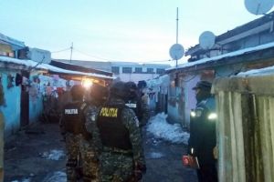 Perchezitii la persoane bănuite de furt