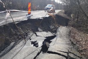 Preşedintele CJ încearcă să obţină bani de la Guvern pentru repararea drumurilor din Harghita