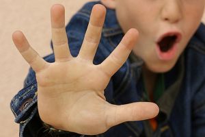 Un oraş întreg e în STARE DE ŞOC! Elev ABUZAT SEXUAL de alţi trei băieţi