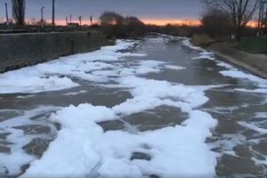 Apa cu spume la ecluza de la Uivar, in Timis. Garda de Mediu face verificari