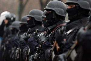 Luptatorii antitero, prezenti la catedrala din Timisoara, la slujba de Pasti si la aeroport