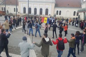 FOTO-VIDEO: HORĂ în Piaţa Cetăţii din Alba Iulia, la 100 de ani de la Unirea Basarabiei cu România