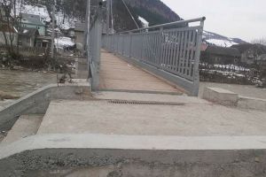 De ce nu se poate circula deocamdată pe noua punte pietonală din Sîngeorz-Băi