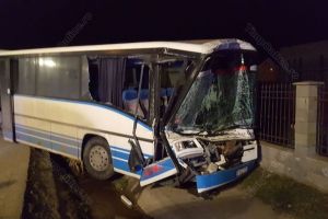 Un autobuz care transporta muncitori la Leoni a lovit un TIR la Viişoara (FOTO)