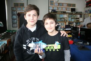 Doi elevi din Bistriţa au construit un elicopter numai din materiale reciclabile (FOTO-VIDEO)