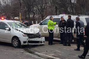 UPDATE. Imagini de la eveniment. Accident rutier pe bulevardul Alexandru Lapusneanu din Constanta. O masina a unei firme de paza si una de la eoliene implicate. O persoana ranita (galerie foto-video)       